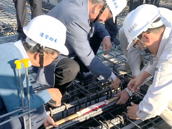 由新業(yè)建設(shè)榮譽(yù)董事長穆椿松(中)與卓勝隆董事長(左)代表新業(yè)全體同仁，見證並親自執(zhí)行這重要的一刻！