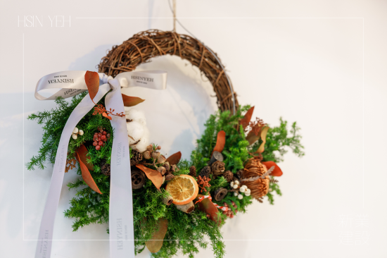 聖誕花圈也稱為『待降花圈』，在拉丁文中是『來臨』的意思，象徵永恆的生命與期望，更是一份承載許多美好寓意的祝福。