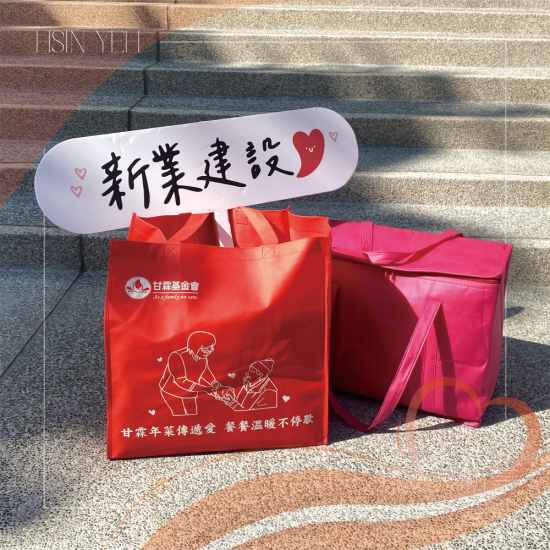 2026甘霖年菜傳遞愛，餐餐溫暖不停歇，當天共有330位車友齊聚，送出每份15公斤，共10天份年菜，送出的不只是一份餐，更是滿滿的惦記與問候。