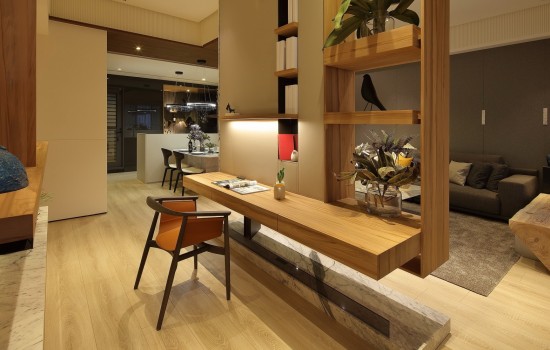 家的一體兩面，動與靜的需求都適得其所。
家人可邊看著節(jié)目，邊在電視牆前分享彼此觀點(diǎn)；而當(dāng)話語漸歇，偏愛安靜的家人，在牆櫃的另一側(cè)就著光與書，即可輕易走入自我對話的世界。