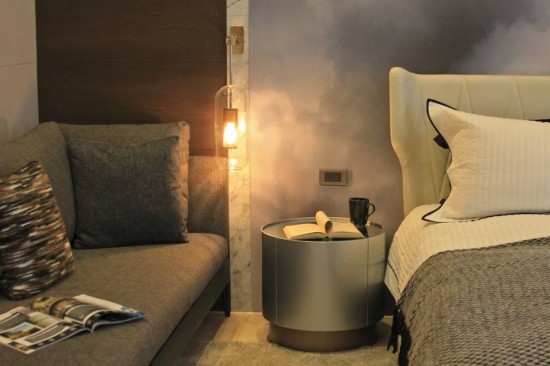 點(diǎn)上一盞小燈，書頁(yè)上的一字一句就這麼被染黃，讓小說(shuō)裡的情節(jié)伴你入眠。