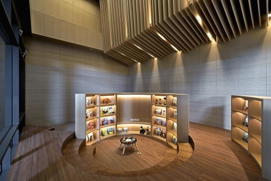 「新業(yè)宜家」兒童遊戲室是由同心圓匯聚而成的環(huán)狀走道與空間，特地採(cǎi)挑高六米設(shè)計(jì)，打造舒適無(wú)壓的遊樂(lè)空間，讓人沉浸於親子共讀的溫馨時(shí)刻。