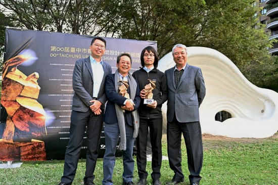 穆椿松榮譽(yù)董事長(zhǎng)（圖片右起）、居研所林宜鋒建築師、新業(yè)建設(shè)卓勝隆董事長(zhǎng)、居研所蕭智夫建築師，懷抱著這項(xiàng)殊榮，新業(yè)團(tuán)隊(duì)會(huì)持續(xù)規(guī)畫更多適居好宅，讓經(jīng)典流傳盛放。