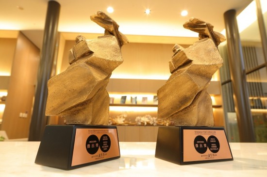 取自大自然媒材，魯班獎(jiǎng)就像書法家在空中揮毫，筆畫凝固定型的過程，每一筆都帶有遒勁的力道。