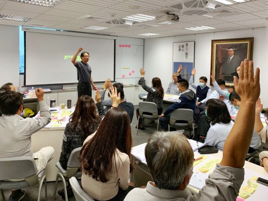 特邀專業(yè)簡報力－王永福老師，透過講師對於職場簡報的深刻見解，讓我們了解到如何在每一次上臺時，都能兼顧精采度及專業(yè)度。