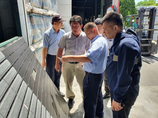 新業(yè)明白一片磁磚也會(huì)影響居家的安全，新業(yè)職人團(tuán)隊(duì)親自前往位於苗栗的磁磚工廠，針對(duì)外牆磚與廠商來(lái)回溝通，並確實(shí)傳達(dá)更全面的要求與標(biāo)準(zhǔn)。