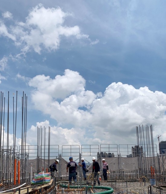 日頭赤炎炎，在「起厝母湯隨便」(臺語)的理念驅(qū)使下，工地師傅毫無怠慢之心。