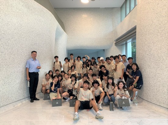 初綻的青春年華，對建築自有一番見解與看見。透過本次的東海建築營，新業(yè)鼓勵孩子延伸自我的經(jīng)歷，期許效法隈研吾、伊東豐雄、安藤忠雄等大師風(fēng)範(fàn)，未來也能代表臺灣在國際佔有一席地位?。拘聵I(yè)觀峰】。