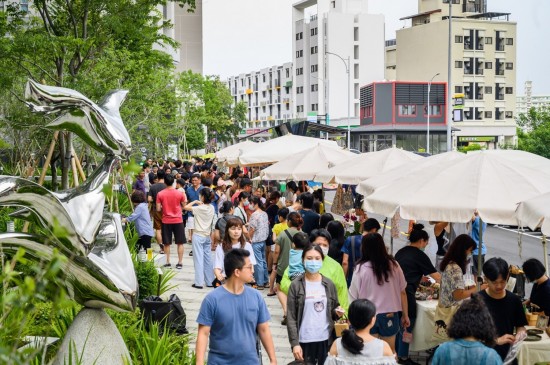 滿(mǎn)滿(mǎn)的人潮讓文青市集充滿(mǎn)著濃濃的人情味，趁著孩子們暑假接近尾聲，以及大人們忙裡偷閒的時(shí)光，當(dāng)天好好地「Fun一下」！