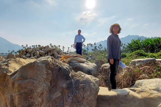 腳下的土石，承托著我們的腳印，新業(yè)職人團(tuán)隊(duì)相信渾然天成的巖石，屬於一大藝術(shù)，並以職人的眼光審視，將大石、小石帶回『大塊森鄰』。