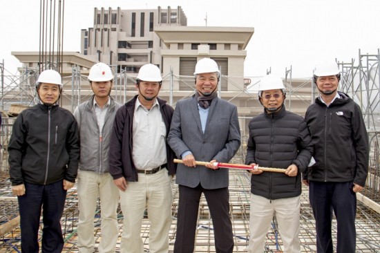 「築之細(xì)道」順利迎來上樑典禮，2020年年末，新業(yè)建設(shè)名譽(yù)董事長(zhǎng)穆椿松先生（圖右三）、卓勝隆董事長(zhǎng)（圖右二）、簡(jiǎn)福榮總經(jīng)理（圖右一）、邱正光副總經(jīng)理（圖左一）一同蒞臨現(xiàn)場(chǎng)，祝福工程平安順利地完工。