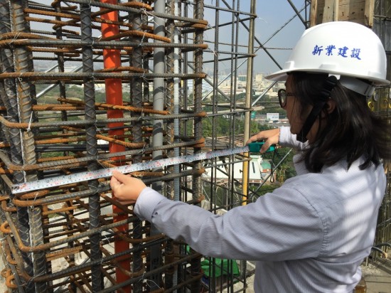 建築師正在查驗(yàn)鋼筋「間距」，在樓版鋼筋部分講究對齊、平整，是我們不畏繁瑣的信念。