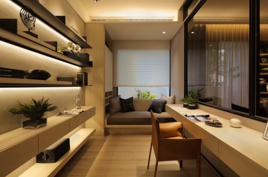 貼心小巧的書房空間，讓工作感到疲憊的您，不妨窩進(jìn)這方小天地，一頭栽進(jìn)書香與綠意的世界裡。