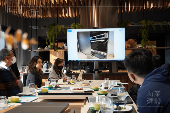 新業(yè)職人團(tuán)隊(duì)以嚴(yán)謹(jǐn)?shù)膽B(tài)度看待每次的建案，廚房空間的順暢性，讓主夫主婦輕易上手，完美的廚具櫃是職人在乎的關(guān)鍵。