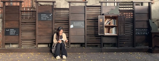 秋風(fēng)颯颯，落葉如雨，晚霞的暖陽也窩進書亭裡。陽光曬得肌膚格外舒服，就像貓依偎在腳邊，不吵也不鬧，給足自己與作者對話的空間。