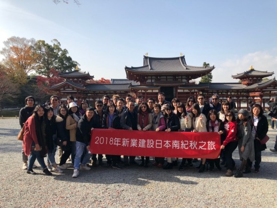 世界文化遺産之一的宇治平等院，特色包括表現(xiàn)極樂(lè)世界的鳳凰堂、精心雕刻的木造神像、以及日本三銘鐘之一的梵鐘等多種日本國(guó)家至寶。