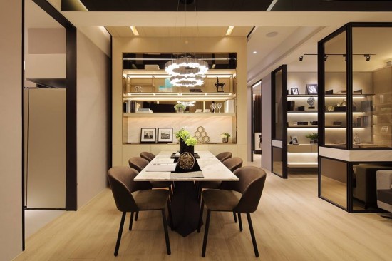 圍繞著長桌，凝聚與朋友間的互動，讓人自然把注意力轉(zhuǎn)移到彼此的談話之間。