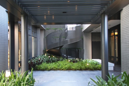 建築中某些細(xì)節(jié)與巧思，彷若音符的旋轉(zhuǎn)梯，可直接通達(dá)另一側(cè)的一樓，解決坡度的高低落差，讓住戶(hù)行進(jìn)間更便利。