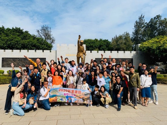 「未」出國，但仍能來場在地深度旅遊！金門戰(zhàn)史印象與在地民俗文化交織成深刻、美好的回憶?。▓D為新業(yè)大家庭於古寧頭戰(zhàn)史館前大合照）