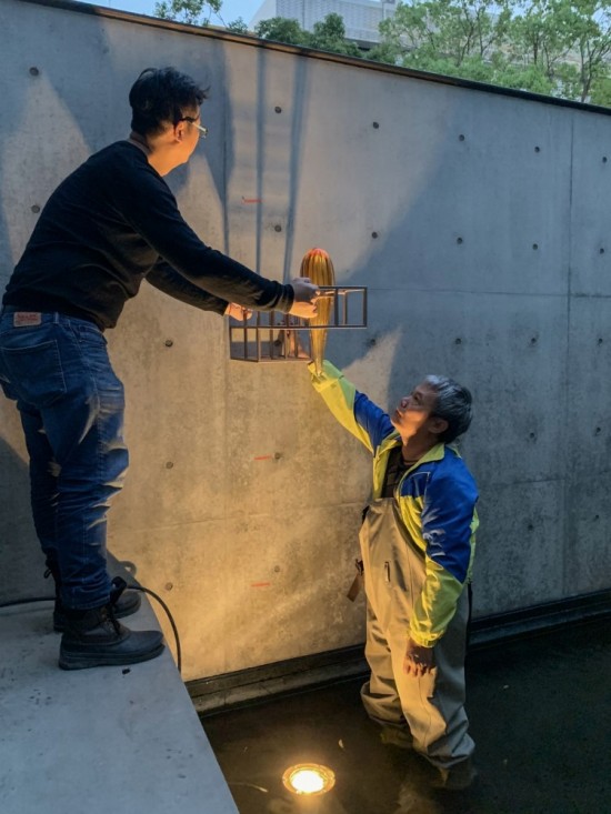 小心翼翼地捧起琉璃燈飾與金屬欄框，在不同高低的位置與角度，看見光影千變的樣貌。