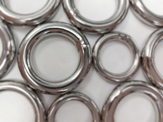 作品『灰階－方』是由一個個鋼圈透過手工氬焊的處理方式構(gòu)成面。每個圓圈相交之處皆需焊接，因此一個完成的作品裡集結(jié)了成千上萬個焊點。