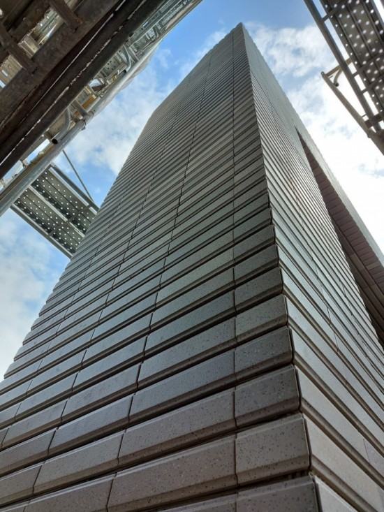 抬頭仰望，整齊劃一的磚瓦線條、隱約展露的藍(lán)天白雲(yún)，形成一幅壯觀的綺麗畫面。