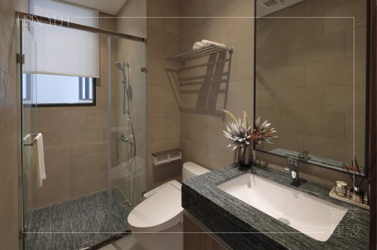 新業(yè)建設職人團隊實地選材，衛(wèi)浴空間的設計需符合使用者的需求，從盥洗區(qū)、沐浴區(qū)、馬桶區(qū)的相互協(xié)調，讓住戶在空間內能夠從容地完成。