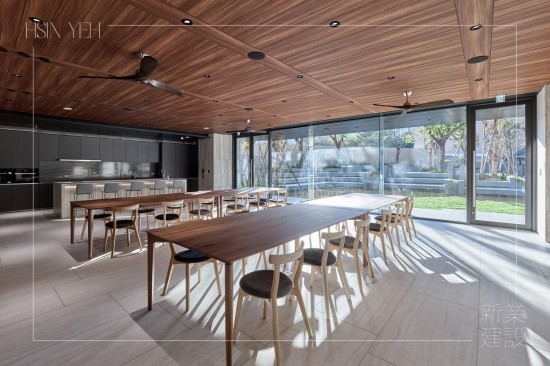 溫煦的日光，灑落在築願(yuàn)景多功能廚藝教室，精選臺(tái)灣手工打造的家俱，修長(zhǎng)的流線比例與細(xì)緻的工藝結(jié)合，使木紋自然的色澤變得鮮明活耀。