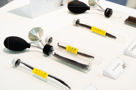 透過香草風(fēng)味輪，探索來自大溪地、巴布亞新幾內(nèi)亞、東加王國等， 13款不同品種的香草莢，從清新到濃郁、風(fēng)味變化無窮，每種氣味因人而異，豐富又有趣。