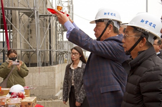 「上樑有如人之加冠」，就像古人在衣著大致完成後，才會戴上帽子使衣冠楚楚一般，上樑儀式也象徵著建築主體已接近完工。(圖右二為新業(yè)建設名譽董事長穆椿松先生，圖右一為卓勝隆董事長)