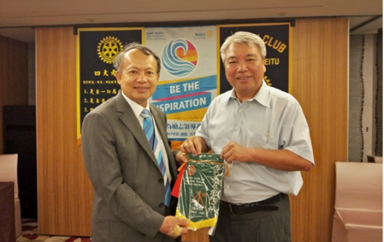 臺(tái)中北屯扶輪社社長(zhǎng)許金龍(左)感謝新業(yè)建設(shè)穆椿松董事長(zhǎng)(右)贈(zèng)與會(huì)旗。