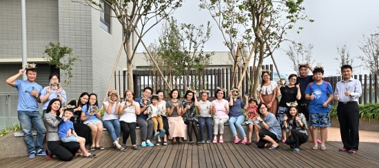 戴上浪漫唯美的花圈，每人瞬間化身為風度翩翩的花仙子/王子。