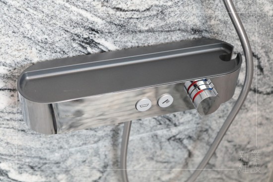 沐浴龍頭最重要的是要提供穩(wěn)定的水溫，新業(yè)職人團(tuán)隊除了選擇恆溫龍頭，更加入美學(xué)條件及機(jī)能性，採用兼具外觀設(shè)計及收納功能的產(chǎn)品。