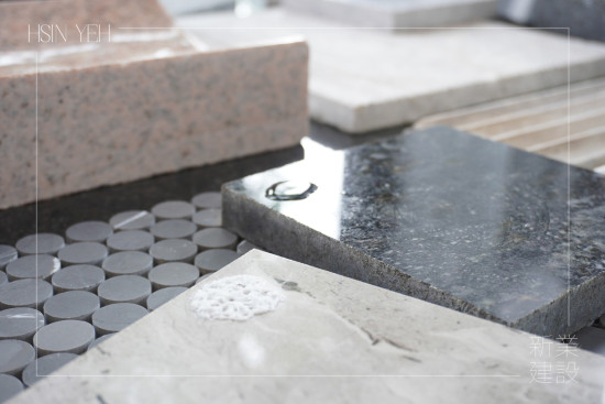 測試清潔劑對於不同石材的反應(yīng)，例如浴室空間須可以抵抗清潔劑造成的表面侵蝕，挑選耐磨且維護相對容易的花崗巖。