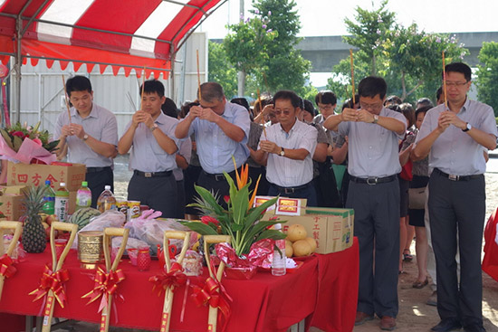 『新業(yè)觀峰』謹(jǐn)訂於民國103年7月15日吉時舉行開工典禮。