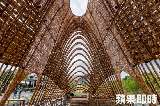 該案的竹編藝術(shù)，請到藝術(shù)家王文志來合作施工。業(yè)者提供