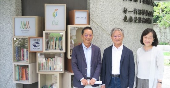 左起新業(yè)建設(shè)董事長卓勝隆、文化局長王志誠與知名作家廖玉蕙於人文書席前合影。（圖片提供：臺中市文化局）