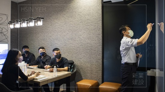 新業(yè)建設(shè)－邱正光副總（右一），與新進(jìn)員工分享接待中心的設(shè)立，讓客戶對(duì)建築理念、生活的空間規(guī)劃，至完善的售後服務(wù)，能更加清新，安心地把新家交付予新業(yè)。