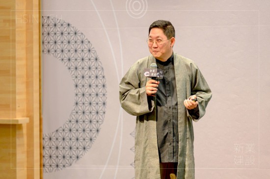 講座當(dāng)天，馮翊綱老師著一席改良版中式長(zhǎng)袍，舉手投足間，盡顯相聲大師風(fēng)範(fàn)。