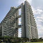 Sky Habitat（晴宇）兩座樓宇之間以三座空中花道銜接。