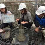 職人建築團(tuán)隊(duì)正在進(jìn)行混凝土的「坍度」測試，混凝土成分比例必須拿捏得宜，才能具備一定強(qiáng)度，順利將混凝土填充到樑柱與鋼筋間隙裡。