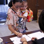 寶寶緊貼在媽咪的身上，睜大的雙眼寫滿了好奇，而媽咪簽到時(shí)所書寫的每一筆畫，就像對新業(yè)宜家的肯定及託付。