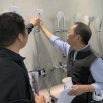 蓮蓬頭的紋路曲線、孔洞大小與位置，都會決定出水量的均勻程度，根據(jù)水壓強(qiáng)度也會帶來按摩舒壓的作用。職人認(rèn)為，一天尾聲就該讓自己置身之下，感受氤氳蒸騰，是舒心暢快迎接嶄新黎明的關(guān)鍵。(圖右一為新業(yè)建設(shè)卓勝隆董事長）