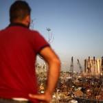 被震得搖搖欲墜的大型機(jī)具及斷垣殘壁，當(dāng)?shù)鼐用駷槎惚芪ｋU(xiǎn)而紛紛逃往高處，注視著港口倉(cāng)庫(kù)的方向，心中該是如何無(wú)奈？（圖片擷取自路透社，如有侵權(quán)請(qǐng)告知?jiǎng)h除，謝謝?。?>
										<div   id=