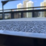 抿石子反覆繁瑣的過程，堅持終有所成，手工一遍遍擦拭著，質(zhì)感較細緻，觸感較溫和。