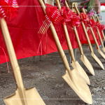 閃耀著金銅色光輝的開工鏟子，將剷出心中築夢成真的美好願景，期待往後的日子與建築的共築共長。