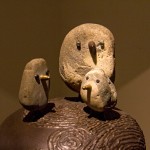 藝術(shù)家王忠龍透過廢五金與原石創(chuàng)作，認(rèn)為廢五金是人類使用生活的足跡，代表人的角色，石頭是完全沒有經(jīng)過人工的雕琢，代表自然的角色，寓意人跟自然的和諧關(guān)係。