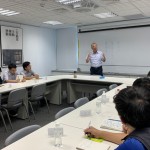 新業(yè)建設名譽董事長穆椿松先生(圖中)，帶領新進員工了解公司的經營理念與態(tài)度，以及方方面面不妥協(xié)的堅持哲學。