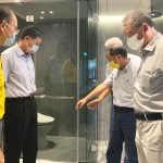 沐浴時光開啟與自己的一段對話，並保有一方私領(lǐng)域，由職人的獨(dú)特眼光及選品的標(biāo)準(zhǔn)，方可擁有沉澱心靈的舒適空間。(圖右一為新業(yè)建設(shè)名譽(yù)董事長-穆椿松先生、圖右二為卓勝隆董事長）