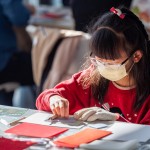 動(dòng)動(dòng)手指，刻畫出獨(dú)一無(wú)二的年節(jié)意象圖樣，印製在春聯(lián)與紅包袋上，更可以帶回家重複使用，讓這個(gè)過年很不一樣！